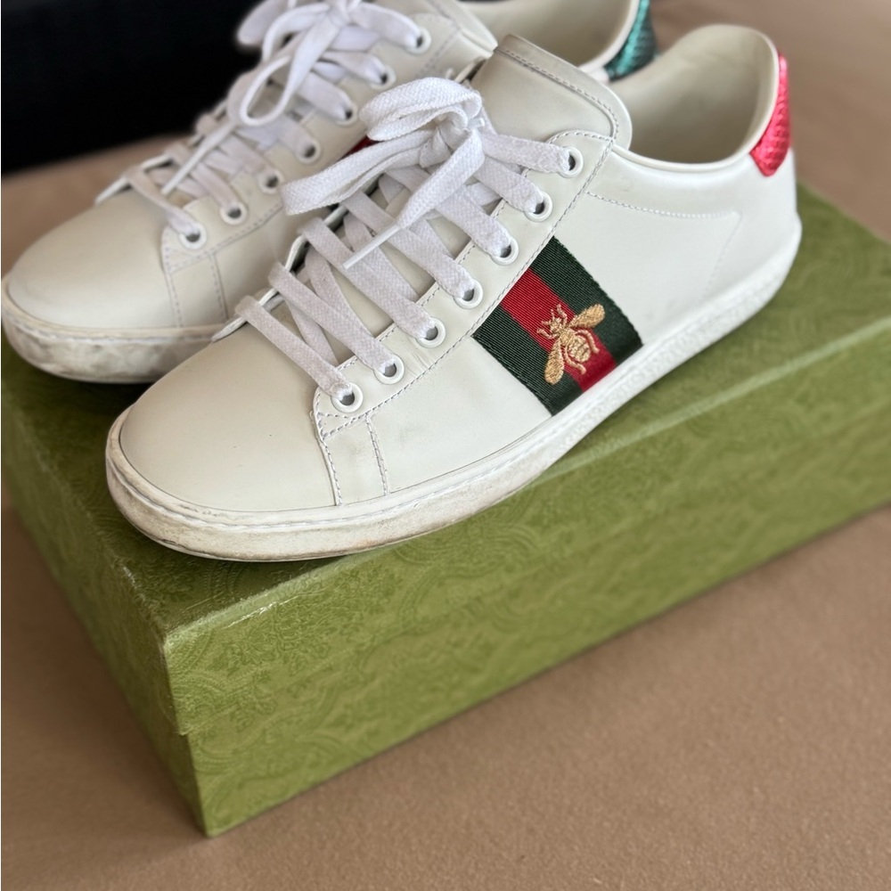 Women's Gucci Ace sneaker with bee